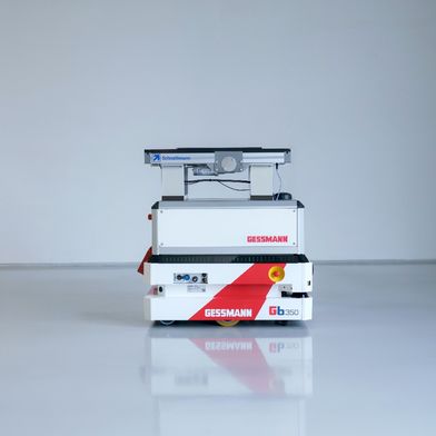 Der GESSbot von Gessmann mit einem BS21-Flachriemenband von Schnaithmann: Der autonome mobile Roboter transportiert Werkstückträger, Kleinladungsträger oder komplette Baugruppen autonom zwischen definierten Übergabepunkten einer Transfer- oder Montagelinie. (Bild: Schnaithmann)