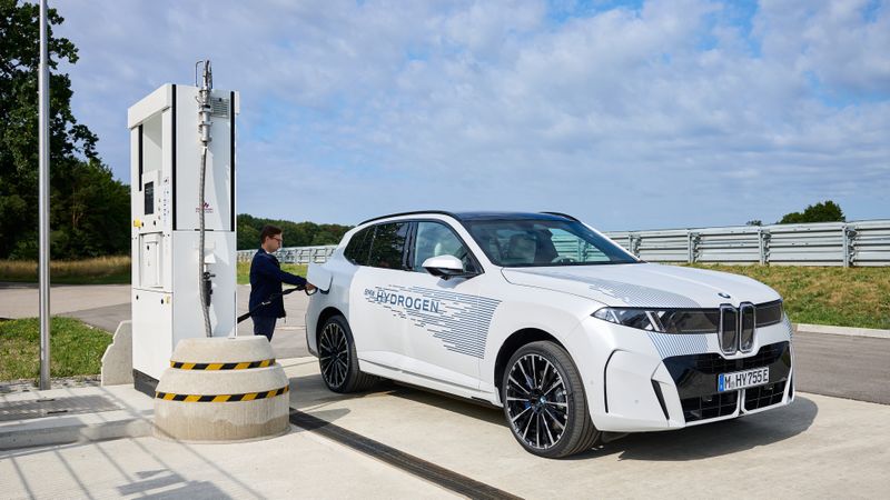 Ab dem Jahr 2028 will BMW den iX5 Hydrogen auf den Markt bringen.(Bild:  Fabian Kirchbauer/BMW)