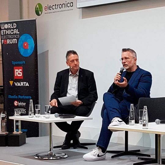 Prof. Dr. Stefan Heinemann im Interview mit EP-Chefredakteur Johann Wiesböck auf den WEEF 2022 während der electronica.(Bild:  Elektor)