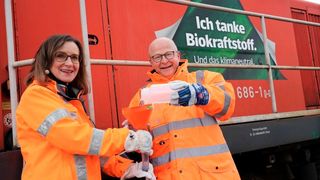 Freude bei Dr. Sigrid Nikutta, DB-Vorstand für Güterverkehr, und Michael Theurer, Parl. Staatssekretär Bundesministerium für Digitales und Verkehr! Weil die Dieselloks von DB Cargo nun klimaneutral unterwegs rollen. Denn jetzt packt man nicht den fossilen Dieseltiger, sondern biobasierten HVO-Kraftstoff in die Tanks. Hier mehr dazu... (Bild: DB AG / O. Lang)