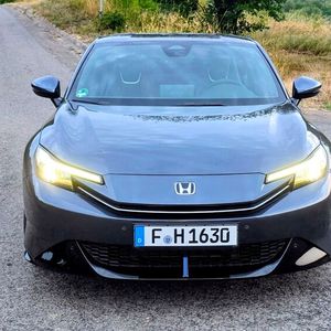 Die Fahrzeugfront wirkt mit ihren schlanken LED-Scheinwerfern und der sportlichen Lippe ebenfalls sehr sportlich. Die Honda-Designer haben sich bei der Frontgestaltung von Segelflugzeugen inspirieren lassen.(Bild:  Mauritz – VCG)