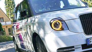In Hamburg setzt der Shuttledienst-Anbieter Ioki auf die emissionsfreien London Taxis. (Ioki)