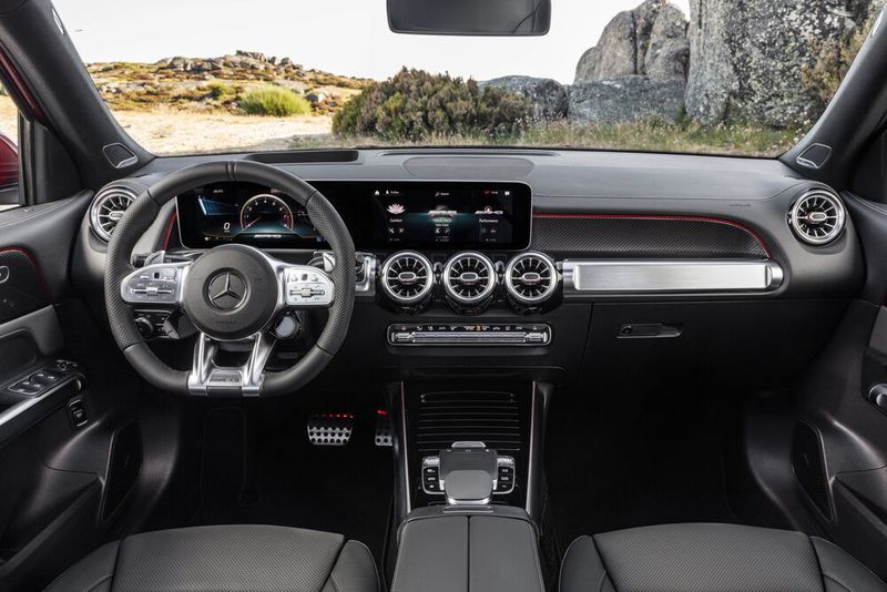 Zu den Besonderheiten im Innenraum gehört ein Sportlederlenkrad, welches sich gegen Aufpreis auch zum „Performance-Lenkrad“ aufrüsten lässt, ... (Mercedes-Benz)
