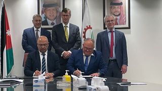 (v. l. oben) In Anwesenheit von Eng. Shihada Abu Hdeib, Vorsitzender des Verwaltungsrats der Arab Potash Company (APC), Dr. Bertram von Moltke, dem deutschen Botschafter in Jordanien und seinem ständigen Vertreter Guido Kemmerling unterzeichneten Dr. Ma’en Nsour, CEO und Präsident der APC, und Jörg Engelmann, CEO der CAC Engineering, den Vertrag für die dritte Kaltkristallisationsanlage im Königreich Jordanien (Bild: Toni Raabe/ CAC Engineering)