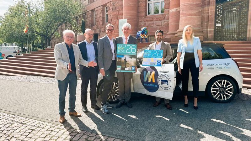 Eröffnung der hessischen Licht-Test-Wochen 2026 vor dem Landeshaus in Wiesbaden (v.l.): Joachim Kuhn, Geschäftsführer Landesverband Hessen des Kfz-Gewerbes, Gerhard Brink, Präsident Landesverkehrswacht Hessen, Florian Streidl, Geschäftsführer Landesverkehrswacht Hessen, Michael Kraft, Präsident Landesverband Hessen des Kfz-Gewerbes, Kaweh Mansoori, Hessischer Minister für Wirtschaft, Energie, Verkehr, Wohnen und ländlicher Raum sowie Victoria Herzig, Vorständin für Verkehr, Umwelt und Technik des ADAC Hessen-Thüringen. (Bild: dfd)