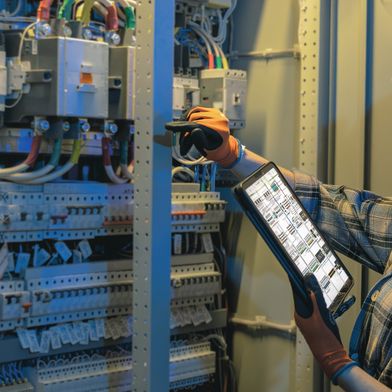 Die Elektrifizierung der Industrie wird zur betriebswirtschaftlichen Notwendigkeit. Sie ermöglicht, Energie aus einem System zu beziehen, das sich besser steuern, prognostizieren und optimieren lässt als fossile Alternativen. (Bild: © puhimec – stock.adobe.com)