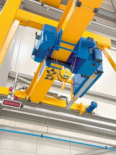 Die Einträger-Laufkrane von Abus werden in der Montage von Vekoma Rides eingesetzt, dem Spezialisten für Achterbahnen und andere Attraktionen. (Bild: Abus)