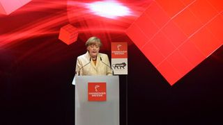 Beim traditionellen Rundgang der Bundeskanzlerin zur Eröffnung der Hannover-Messe stand am Montag auch das Thema der vernetzten Produktion im Mittelpunkt. (Foto: MaschinenMarkt)