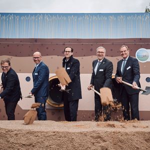 v.l.n.r. Jean-Marc Durand (Directeur Raffinage Basechem Europe Total Energies), Vincent Stoquart (President Refining & Chemicals Total Energies), Karsten Rogall und Dr. Maik Piehler (Geschäftführung Leipziger Stadtwerke), Burkhard Jung (OBM Stadt Leipzig), Dirk Panter (Staatsminister im Sächsisches Staatsministerium für Wirtschaft, Arbeit, Energie und Klimaschutz), Thomas Behrends (CEO Total Energies Raffinerie Mitteldeutschland), Marc Pecquet (Total Energies)(Bild:  Total Energies/ Felix Abraham)