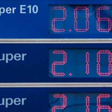 Die Kraftstoffpreise bleiben hoch, die Konsumstimmung ist im freien Fall. (Bild: frei lizenziert/mit Google Gemini bearbeitet)