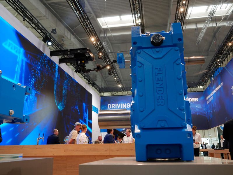 Eine echte Prämiere auf der Hannover Messe: Flender One kann mit seinem sechsseitigen Gehäuse in nahezu jeder Position eingesetzt werden und ist besonders geeignet für Rührer und Mixer, Belüfter bis hin zu Fahr- und Wippwerken in Containerkranen. (Bild: Sandro Kipar/VCG)