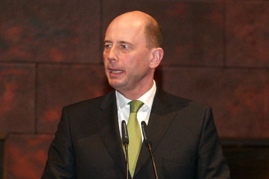 Denn zu essen gib es erst etwas, wenn diese Herren fertig sind: Wie jedes Jahr begrüßten Verkehrsminister Wolfgang Tiefensee... (Archiv: Vogel Business Media)