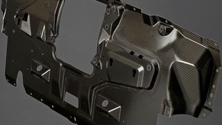 Die CFK-Rückwand der neuen Mercedes-AMG-S-Klasse ist 50 Prozent leichter als das Vorgängerbauteil aus einer Aluminium-Kunststoff-Hybridstruktur. (Daimler)