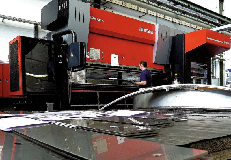 Arbeiten an der Amada HD 1003 NT mit beigestelltem automatischen Werkzeugwechsler Astro ATC beim Edelstahlverarbeiter Krones in Neutraubling. Krones biegt darauf Edelstahlbleche, die in der Lebensmittelindustrie eingesetzt werden. (Bild: Kuhn)