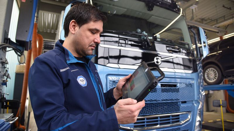 Seit 2015 ist der Bestand an Lkw ab 7,5 Tonnen um 22 Prozent von 173.166 auf 211.809 Fahrzeuge gewachsen und das Durchschnittsalter aller Nutzfahrzeuge um ein Jahr auf nunmehr 8,7 Jahre gestiegen.(Bild:  TÜV Süd/Conny Kurz)