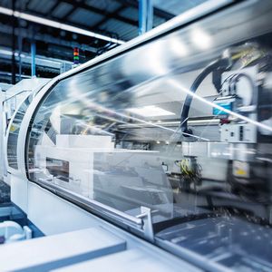 Seckler-Modulo-Handhabungszelle zum Bestücken einer Schleifmaschine mit integrierter Bürst-Entgrat-Einrichtung.