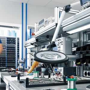 An ergonomisch gestalteten Montagearbeitsplätzen sind die Beleuchtungslösungen genau auf die Sehaufgaben abgestimmt.