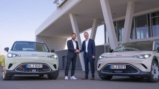 Dirk Adelman (l.), CEO von Smart Europe, und Florian Rohkamm, Vorstand der Real Garant, wollen die Reparaturkostenversicherung europaweit ausrollen.   (Bild: Real Garant)