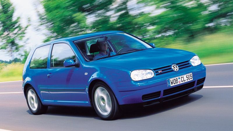 Bei seiner Premiere 1997 setzt der VW Golf IV neue Maßstäbe in der Kompaktklasse. Ab Oktober 2003 wurde er durch den Golf V ersetzt. Die Kombiversion wurde noch bis Mai 2006 produziert. In Summe waren es rund 4,3 Millionen Einheiten. Mit der vierten Generation (werksintern 1J) wollte Volkswagen neue Qualitätsstandards für die zukünftigen Produkte des Unternehmens setzen: Die Karosserie ist aus elektrolytisch verzinkten Blechen hergestellt, und VW gab eine zwölfjährige Garantie gegen Durchrostung.  (Bild: Volkswagen AG)