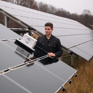 Ridha Azaiz mit dem Solarbrush auf einer Testanlage in Berlin Tegel