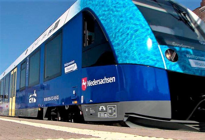 Dem Wasserstoffantrieb per Brennstoffzelle könnte bald auch die Schiene gehören, wie dieser Zug in Bremervörde bewiesen hat. Das meinen auch Experten des VDI und des VDE. Und Forscher machen sich bereits daran, die Reichweite deutlich zu erhöhen. Hier die Details.