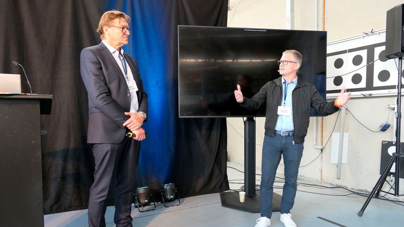 Welchen Einfluss der technologische Wandel auf ein Werkstattnetz hat, diskutierte Robert Paintinger (l.) mit Thorsten Stünkel, Netzwerkentwickler der HUK Coburg.   (Bild: Wenz | VCG)