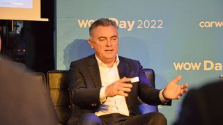  „Wer glaubt, er kann auch in Zukunft einfach noch Immobilien hinstellen und damit Autos verkaufen, der wird in einigen Jahren nicht mehr da sein“: Artan Statovci, Geschäftsführer der Brass-Gruppe, betonte auf dem Wow Day der Neuwagenplattform Carwow in München die Notwendigkeit für Automobilhändler, ihr Geschäft auf verschiedenen Ebenen zu verändern. (Bild: Achter – »kfz-betrieb«)