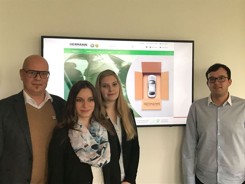 Die Macher des Online-Shops: (v. li.) Teamleiter Dominik Matern, Verkäuferin Lydia Klampfl, Lea Ohlendorf (Auszubildende im 2. Lehrjahr) und Fachinformatiker Tobias Gebele. (Bild: Grimm / »kfz-betrieb«)
