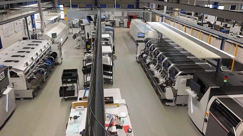 Einblick in die SMD‑Fertigung von A+B Electronic: Zwei gegenüberstehende Fuji‑Linien (NXT III und NXTR S) schaffen Redundanz, höhere Kapazität und kurze Wege. (Bild:  A+B Electronic)