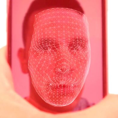 Eine repräsentative Umfrage hat bei eher jungen Personen mal die Meinung eingeholt, wie sie zur künstlichen Intelligenz stehen. Die Antworten zeigen, dass man eher gespalten darüber denkt. So sind etwa für viele gefälschte Bilder oder Videos ein Problem. Hier mehr dazu ... (Bild: Fakermaker)