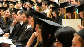 Banken und Beratungsunternehmen haben in der Gunst der Studierenden spürbar verloren. Diese zieht es je nach Fachbereich in die (Automobil-)Industrie und zu IT-Konzenen wie Apple, Microsoft oder Google. (gemeinfrei)