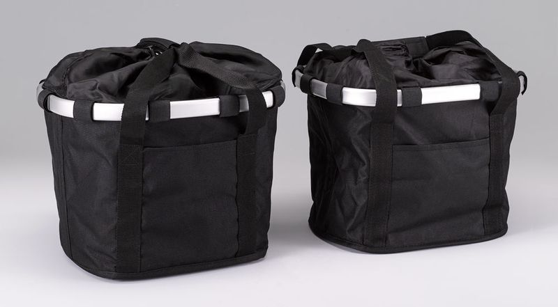 Der Fahrradkorb „Bikebasket“ wird von der Reisenthel Accessoires GmbH & Co. KG hergestellt (links das Original) und von einer chinesischen Fahrrad-Fabrik gefälscht. Der Gesamteindruck von Original und Plagiat ist identisch, allerdings ist das Plagiat in Bezug auf Materialien und Verarbeitung minderwertig. Der deutsche Vertreiber des Plagiats hat eine Unterlassungserklärung unterschrieben. (Bild: Aktion Plagiarius e.V.)