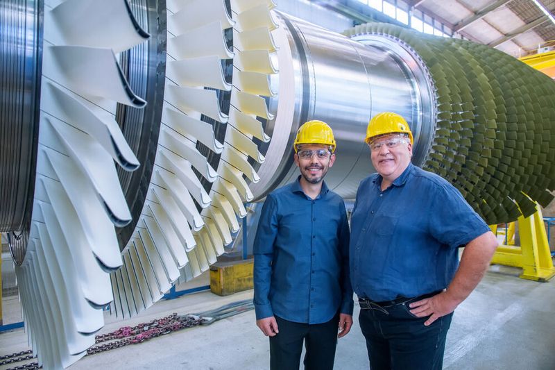 Kategorie „Herausragende Erfindung“: Auf der Suche nach einer neuen Zusammensetzung für die keramische Wärmedämmschicht von Gasturbinenschaufeln nutzten Dr. Werner Stamm (rechts) und Dr. Arturo Flores Renteria von der Division Power and Gas erstmals eine Methode der Computersimulation, die auf der Dichtefunktionaltheorie aufbaut. Damit gelangten sie ohne langwierige Experimente zu einer neuen Materialmischung, die theoretisch allen Anforderungen genügt. Sie wird jetzt im Praxiseinsatz getestet. (Siemens)