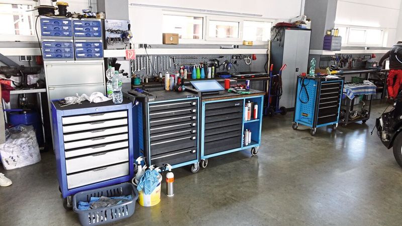 Durch und durch sauber präsentiert sich die Werkstatt. Hier haben Schluderei und Unordnung keine Chance! (Bild: Dominsky/»kfz-betrieb«)