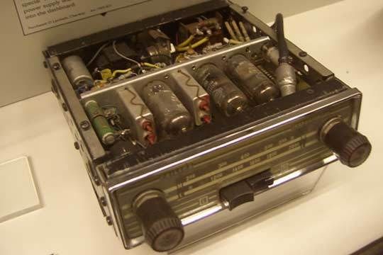 Die ersten Autoradios in den 1950er Jahren wurden bis zur Einführung der Transistoren noch mit Elektronenröhren gebaut. (Archiv: Vogel Business Media)