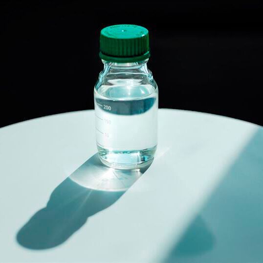 Bei erneuerbarem Neste RE handelt es sich um reine Kohlenwasserstoffe. Diese werden aus biobasierten Rohstoffen gewonnen und können fossile Rohstoffe in der Herstellung von Kunststoffen und Chemikalien 1:1 ersetzen.(Bild:  Neste)