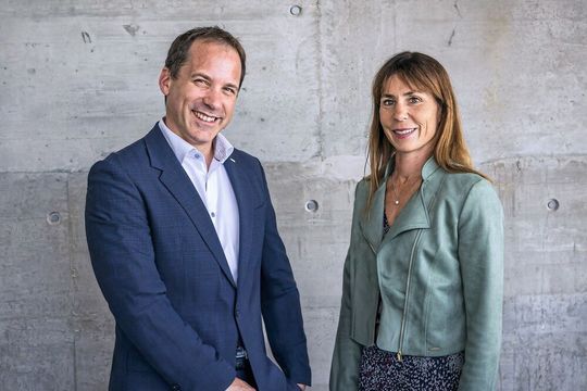 Vincent Revol (CSEM) und Sarah Hauser (HSLU) lancieren eine gemeinsame Professur für «Collective Human Robot Intelligence».(Bild:  CSEM/Arnet)
