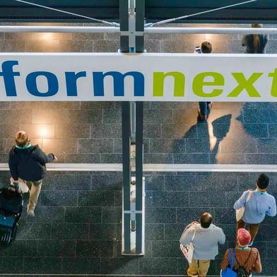 Ab 18. November – also nächste Woche – kann man wieder die ganze Welt der additiven Fertigung in Frankfurt am Main erleben, weil die Formnext startet. Und es ist nicht irgendeine Formnext, sondern die 10.! Deshalb hat die Mesago sich auch einiges Neues einfallen lassen ... (Bild: Bullejan)