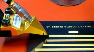 In einer Kooperation zwischen dem Unternehmen LPKF Laser and Electronics sowie dem Institut für Hochfrequenztechnik und Funksysteme (HFT) der Leibniz Universität Hannover wird die Anwendung des LDS-Verfahrens bezüglich seiner Eignung für die Produktion von 3D-Antennen im Millimeterwellenbereich getestet. (HFT Hannover)