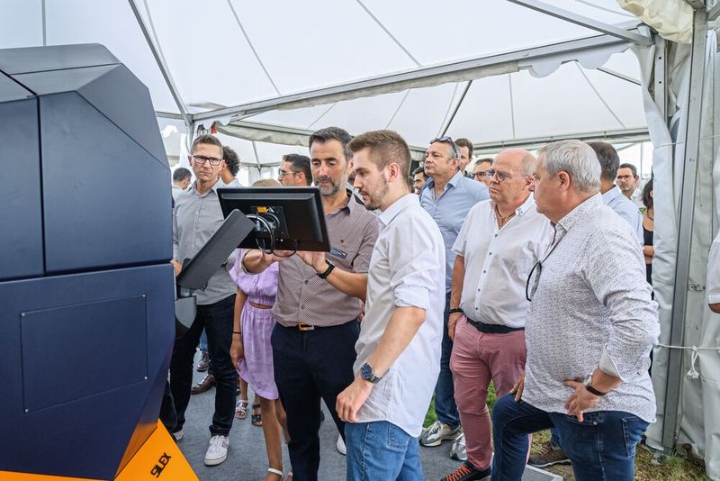 Les invités étaient nombreux à s'approcher de la machine pour l'apprécier dans toute sa dimension. (Source : Patrice Schreyer)