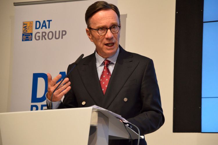 VDA-Präsident Matthias Wissmann war erstmals zu Gast bei der Vorstellung des DAT-Reports. (Achter / »kfz-betrieb«)