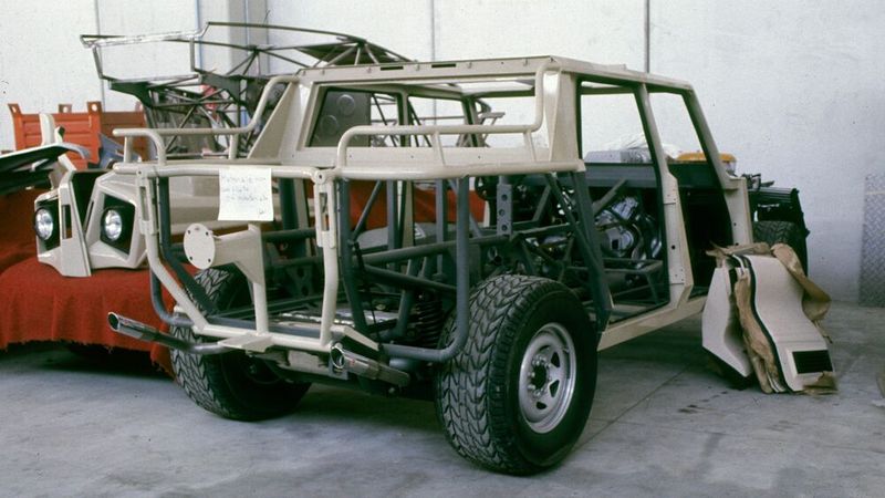 Blick ins Innere: Die Karosserie besteht aus Aluminium und Glasfaser. Als Basis dient ein robustes Rohrrahmen-Chassis. Diese Materialwahl half dabei, das Gewicht des fast drei Tonnen schweren Geländewagens trotz des mächtigen 5,2-Liter-V12-Frontmotors einigermaßen zu kontrollieren. (Bild: Lamborghini)