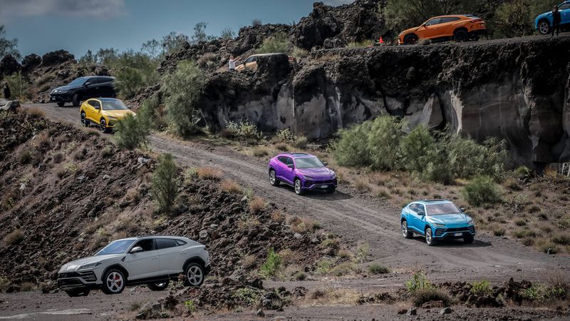 Ganz grobes Gelände mit Geröll, sandigen Steigungen und glitschigem Schlamm erleben wir in einem ehemaligen Steinbruch, im Landesinneren, westlich vom Ätna gelegen. (Bild: WOLFANGO.IT / Lamborghini)