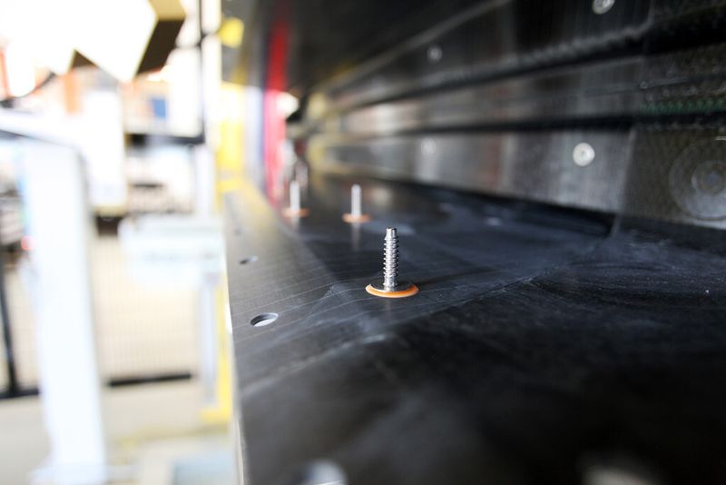 Nur eine optimal ausgeführte Verklebung garantiert die ausreichende Belastbarkeit der Bolzen – ein leistungsfähiges Projektteam hat das erreicht. (Bild: Reis)