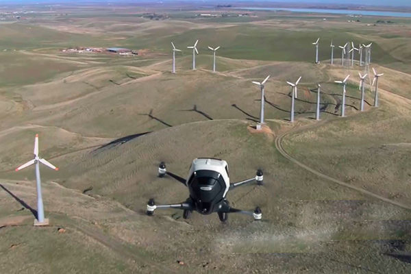 Der elektrisch angetriebene Quadcopter Ehang 184 kann Personen bis zu einem Gewicht von 110 kg bis zu 23 Minuten transportieren. (Ehang)
