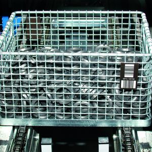 Bild 2: Sämtliche der mehr als 1000 unterschiedlichen Teile aus der Produktion werden in speziell gefertigten Gitterkörben transportiert und gelagert.