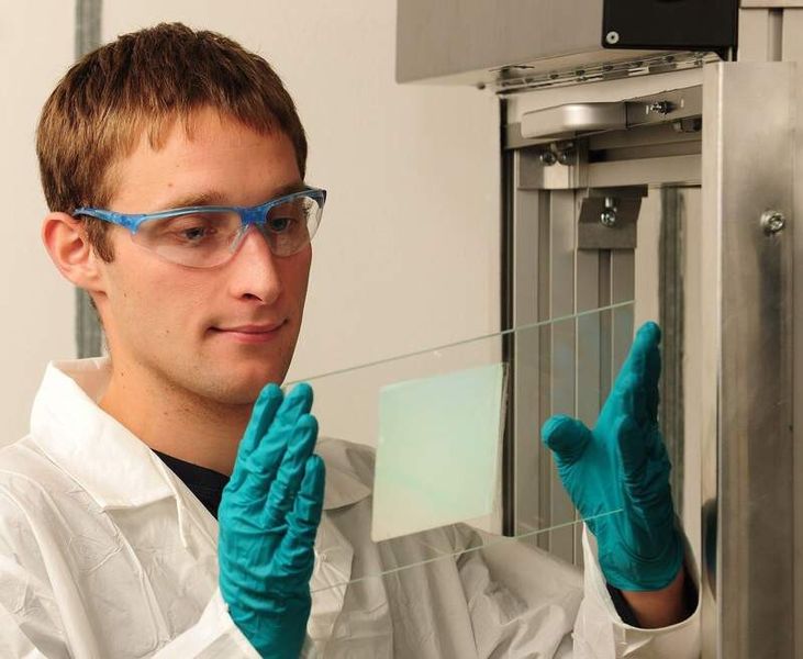 Schott-Entwickler erzeugen Nanostrukturen auf Glasflächen - hier beispielsweise Hologramme. (Bild: Schott)