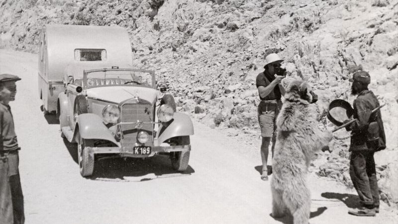 Das Reisen in ferne Länder war vor rund 90 Jahren schon etwas Außergewöhnliches. Erst recht mit einem Pkw und noch dazu einem „komischen“ Anhänger hinten dran. (Bild: Fritz Berger GmbH)