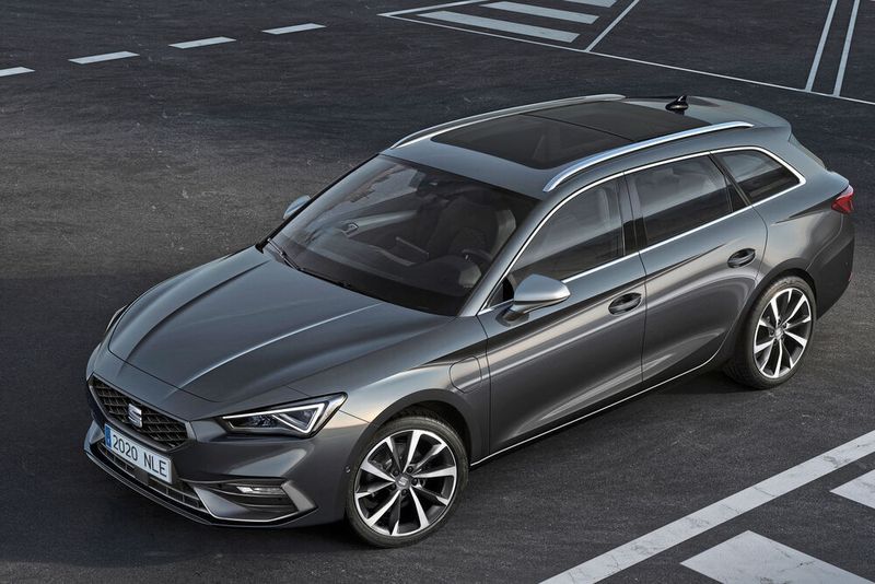 Diverse Komfort-Zutaten sind für den Leon erhältlich, unter anderem ein Panorama-Dach. (Seat)