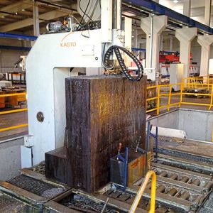 Charakteristisch für die Baureihe ist die Langschnittarbeitsweise, bei der die Sägeeinheit auf Schienen verfährt und das Werkstück auf dem Sägetisch fixiert bleibt. Dadurch sind die Maschinen besonders platzsparend.(Bild:  Kasto)